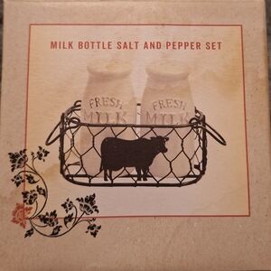 Cracker Barrel Milk Bottle Salt and Pepper Set - White and Black